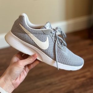 Women’s Nike roshe shoes